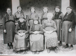 Ritratto di nove sorelle in abiti tradizionali (1910)